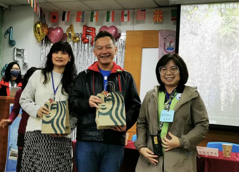 2022年12月18日海外生回娘家高文玲學生代表致贈禮物給沈中元副校長及張雯琴小姐