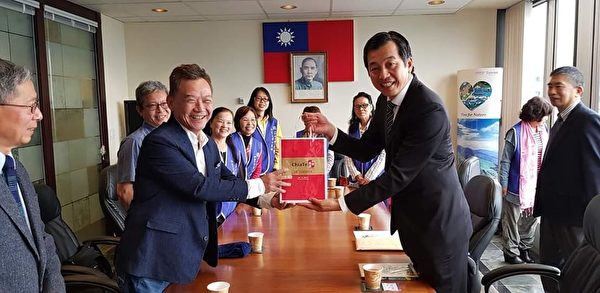 2019年9月19日沈副校長當面禮謝陳剛毅處長與教育秘書唐天華等官員對空大的支持。